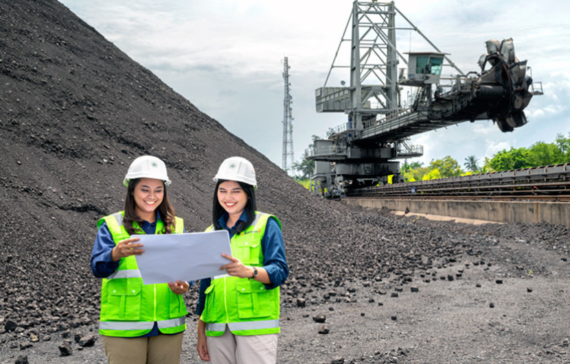 Pekerja perempuan di industri pertambangan PTBA Tbk. (FOTO: Humas PTBA)