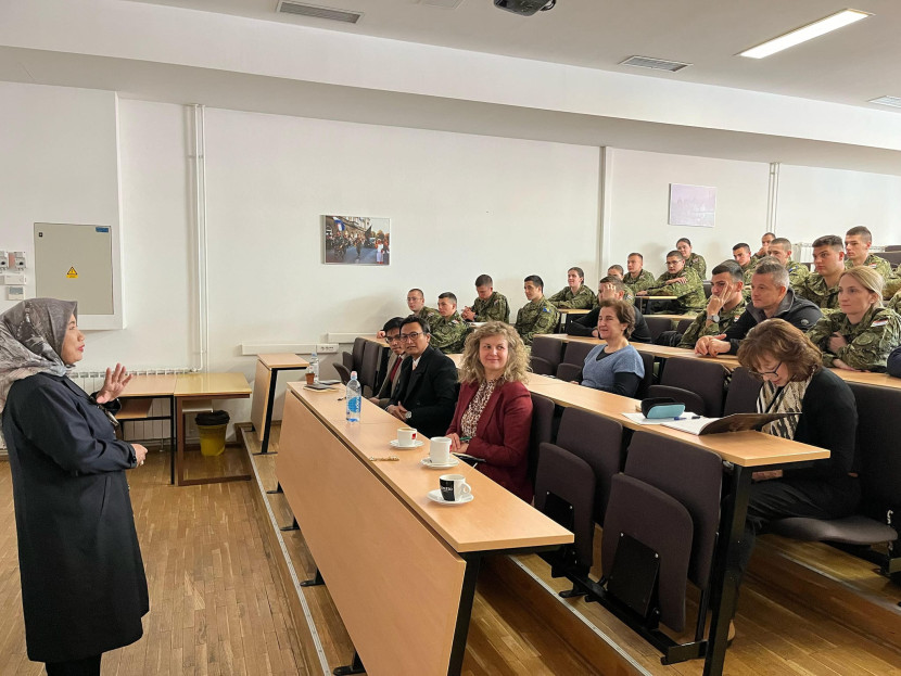 Guru besar Fisip Unila Prof Ari Darmastuti menjadi pembicara di Akademi Militer Kroasia ‘Dr. Franjo Tudjman, Selasa (23/4). (FOTO: Dok. Ari Darmastuti) 