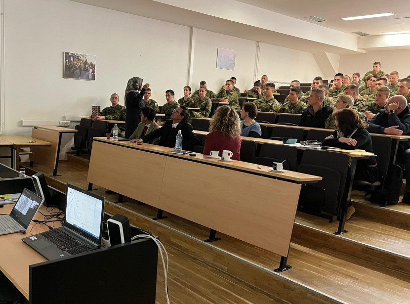 Guru besar Fisip Unila Prof Ari Darmastuti menjadi pembicara di Akademi Militer Kroasia ‘Dr. Franjo Tudjman, Selasa (23/4). (FOTO: Dok. Ari Darmastuti) 