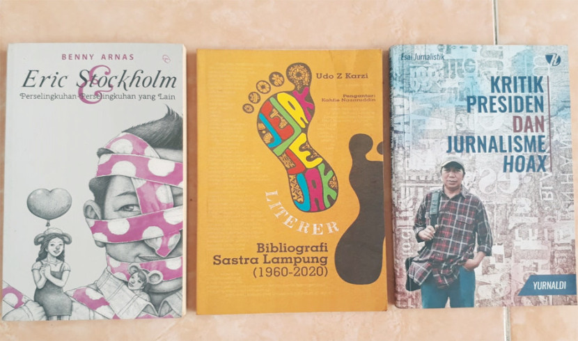 Buku yang ditulis Benny Arnas, Udo Z Karzi dan Yurnaldi. (FOTO: Maspril Aries)