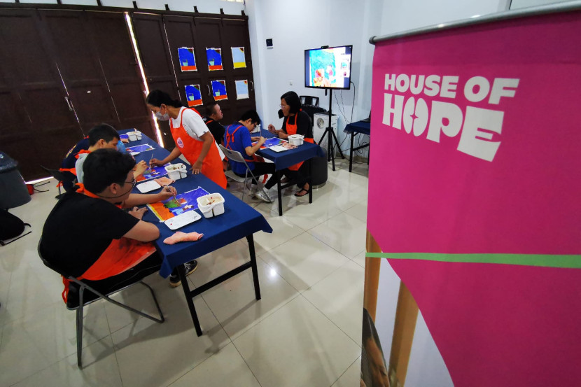 Peserta pelatihan melukis Art Therapy di  ruang kelas Gedung, House of Hope di Jl Pasirluyu, Bandung, Selasa (23/4/2024). Di kelas ini mereka diajarkan melukis, mereka dipandu instruktur pelukis secara online melalui saluran aplikasi Zoom. (Foto: Yogi Ardhi/Republika Network)