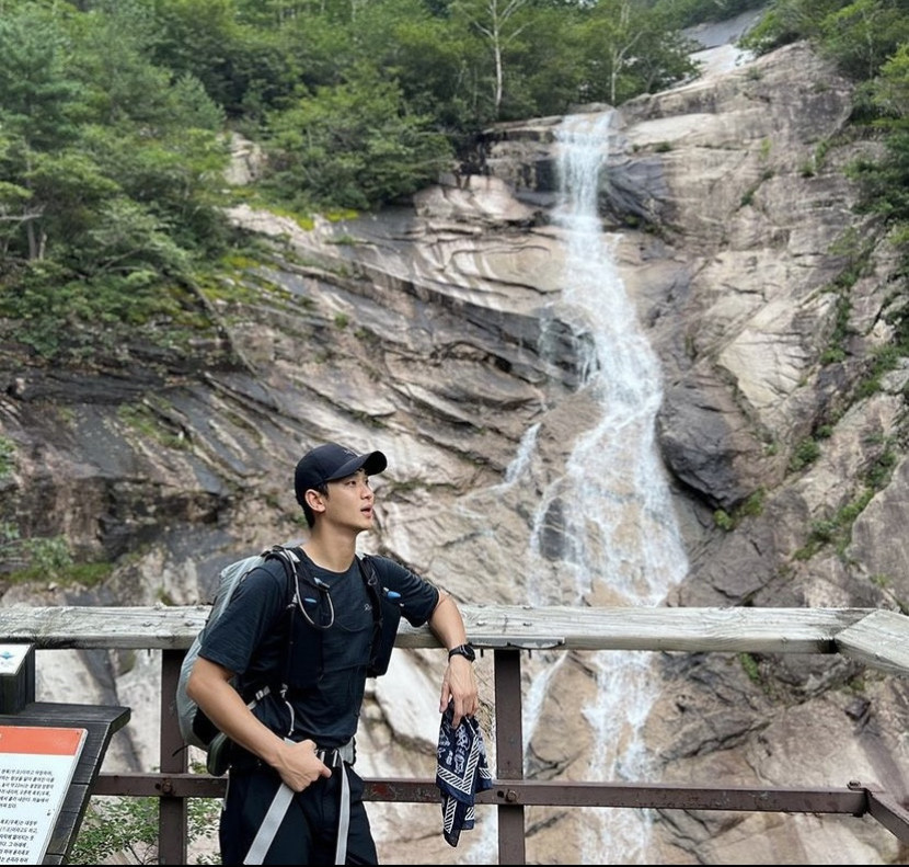 Kim Soo-hyun hiking. Dok: Instagram @soohyun_k216