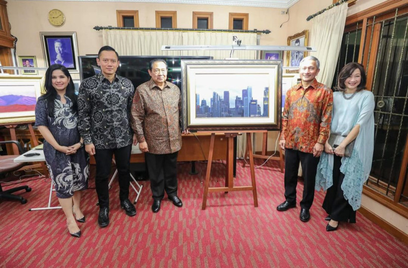 Presiden ke-6 RI SBY menghadiahi Menlu Singapura Vivian Balakrishnan lukisan.