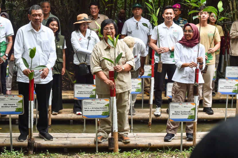 Menteri LHK Siti Nurbaya memimpin aksi “Penanaman Mangrove Serentak” yang dilaksanakan di 25 lokasi seluruh Indonesia dari Kawasan Ekowisata Mangrove Kapuk Muara, Kecamatan Penjaringan, Jakarta Utara. (FOTO: Humas KLHK)
