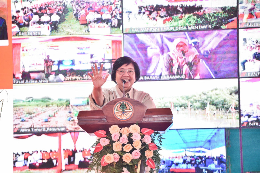 Menteri LHK Siti Nurbaya video conference dengan peserta aksi “Penanaman Mangrove Serentak” dari beberapa daerah. (FOTO: Humas KLHK)