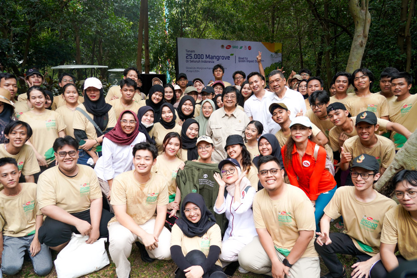 Menteri LHK Siti Nurbaya bersama peserta aksi “Penanaman Mangrove Serentak” .(FOTO: Humas KLHK)
