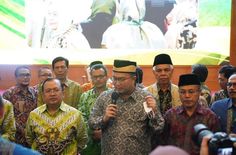 Ketua Umum Majelis Pengurus Pusat ICMI Prof Arif Satria (tengah). ICMI mengucapkan selamat kepada Prabowo-Gibran yang telah ditetapkan sebagai capres-cawapres terpilih.