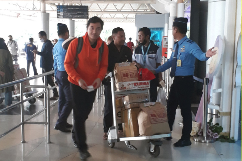 Penumpang di terminal keberangkatan Bandara SMB II. (FOTO: Maspril Aries)