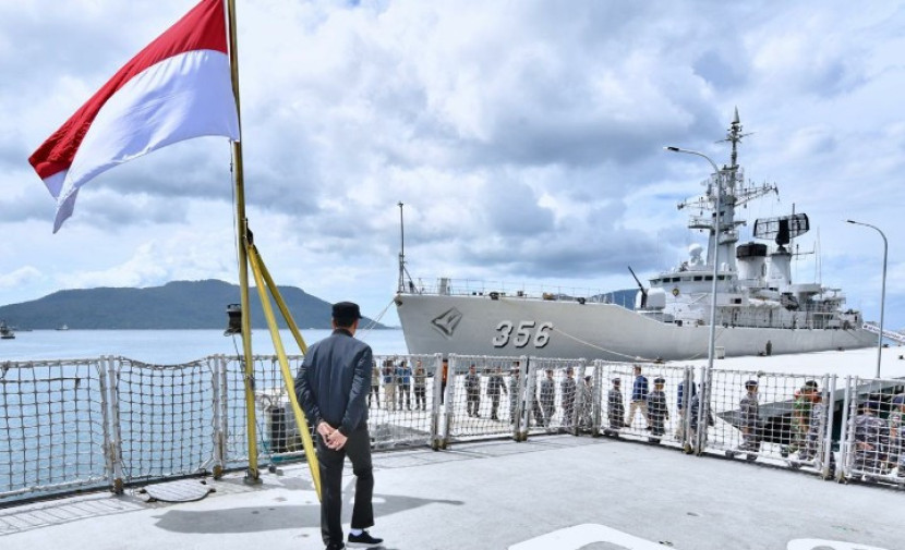  Presiden Jokowi di atas KRI Imam Bonjol 383 berlayar di Perairan Natuna, 23/06/2016 (Sumber: Asiadaily)