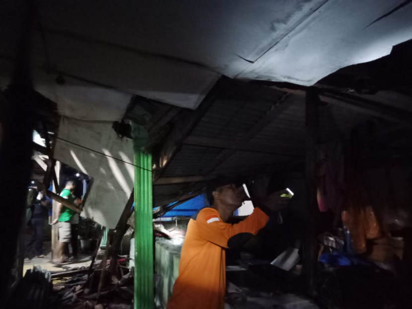 Petugas BPBD Kabupaten Sukabumi mengecek salah satu titik dampak kerusakan akibat gempa 6.5 yang berpusat di Garut, Sabtu (27/4/2024) malam.