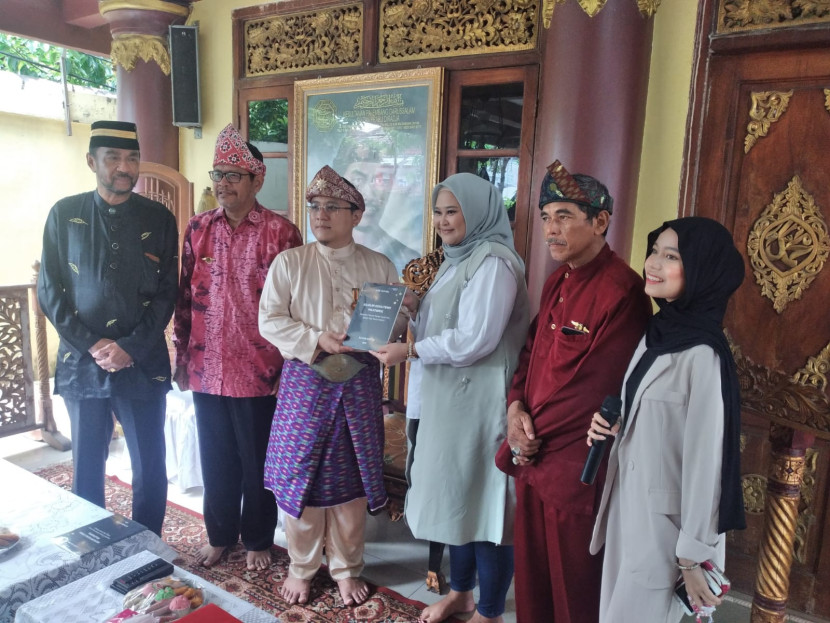 SMB IV Kesultanan Palembang Darussalam menerima cendera mata dari dosen pembimbing mahasiswa Program Kampus Mederka. (FOTO: D Oskandar)