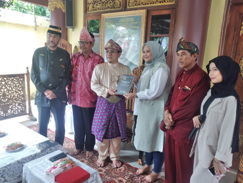 SMB IV Kesultanan Palembang Darussalam menerima cendera mata dari dosen pembimbing mahasiswa Program Kampus Mederka. (FOTO: D Oskandar)