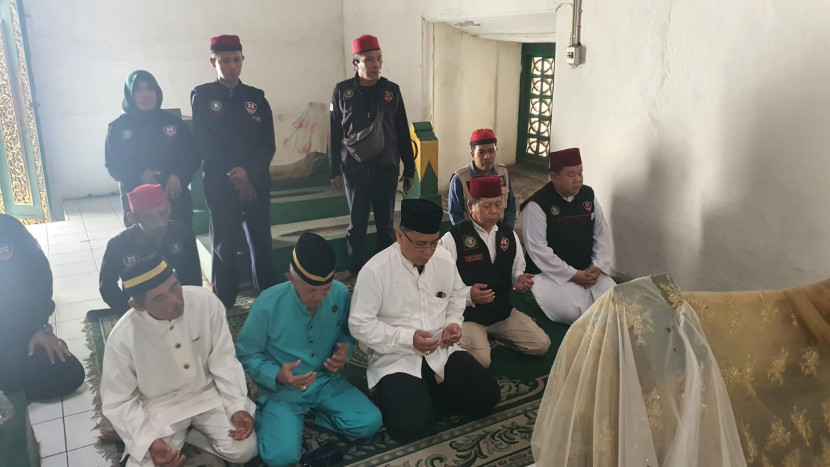 Advokat Bung Baja dan Kesultan Palembang berziarah ke makam-makam sultan pendiri Kesultanan Palembang. (FOTO: D Oskandar)