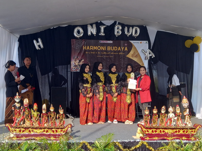 Pemberian penghargaan kepada pelajar madrasah MAN 1 Kota Sukabumi di ajanh lomba tari IPB 2024, Ahad (28/4/2024).