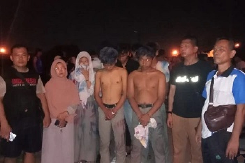 Para pelaku tawuran diamankan masyarakat dan polisi. Sumber: Puspen TNI