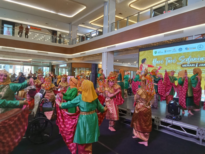 Hari Tari Sedunia 2024 menari nonstop 8 Jam. (FOTO: D Oskandar)