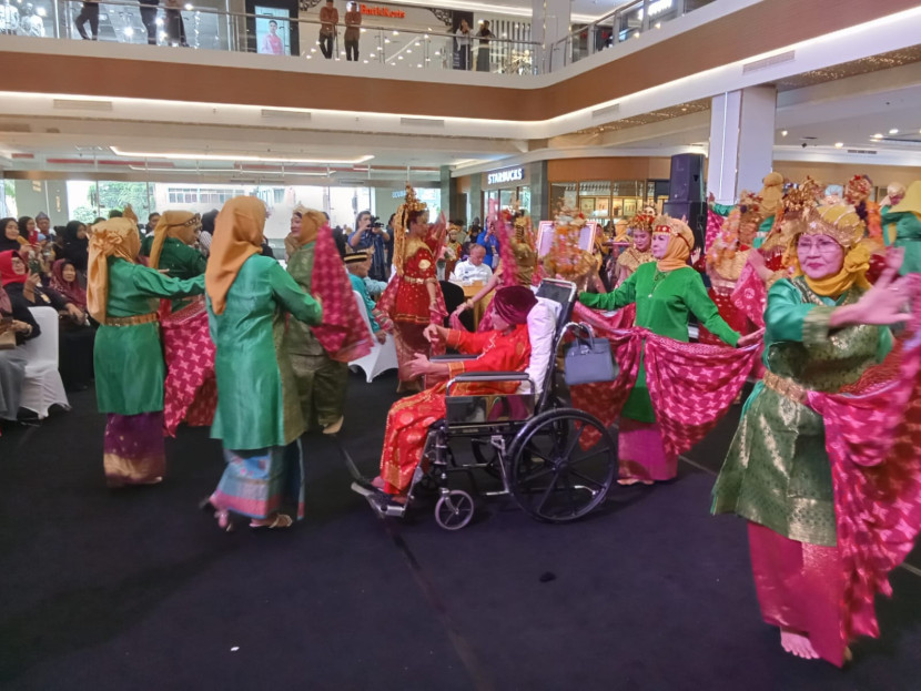  Hari Tari Sedunia 2024 menari nonstop 8 Jam, penari senior Sumsel Ana Kumari ikut menari di atas kursi roda.  (FOTO: D Oskandar)