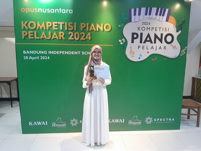 Pelajar madrasah MAN 1 Kota Sukabumi menjadi juara dalam ajang Kompetisi Piano Pelajar (KPP) 2024.
