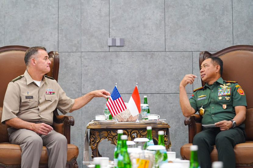 Komandan Jenderal Angkatan Darat AS untuk wilayah Pasifik Jenderal Charles A Flynn bersama Panglima TNI Jenderal Agus Subiyanto. Sumber:Puspen TNI