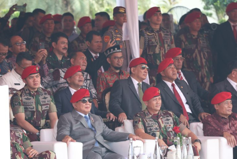 Presiden terpilih sekaligus Menhan Prabowo Subianto hingga Ustadz Adi Hidayat menghadiri HUT ke-72 Kopassus. Sumber: Dok Kemenhan