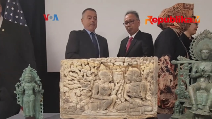 Matthew Bogdanos (kiri) Kepala Unit Perdagangan Barang Antik Ilegal New York dan Perwakilan Indonesia di New York, Konsul Jenderal Winanto Adi (kanan) dengan tiga artefak yang diserahkan kepada Indonesia. (FOTO: Tangkapan Layar VOA)