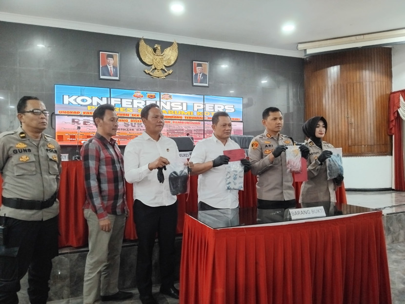 Kapolres Sukabumi Kota AKBP Ari Setyawan Wibowo memberikan keterangan pers terkait kasus pelecehan seksual menyimpang disertai pembunuhan, Kamis (2/5/2024).