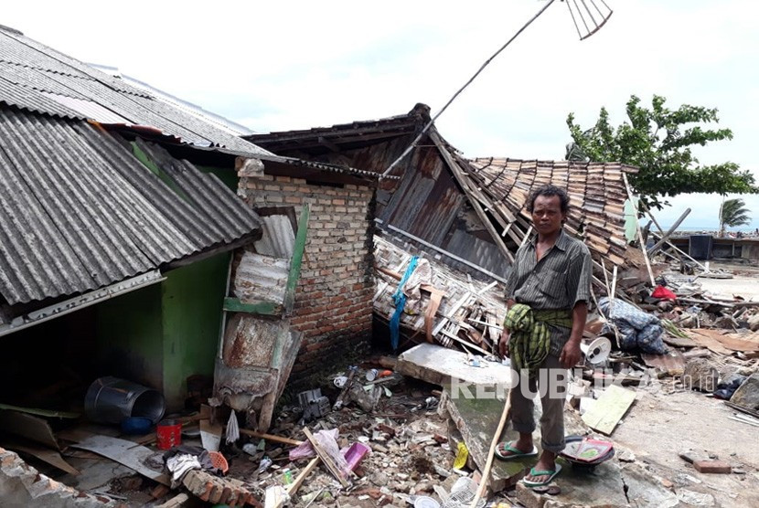 Gelombang tsunami di Lampung Selatan, 22 Desember 2018. (Foto: Republika.co.id/Mursalin Yasland)