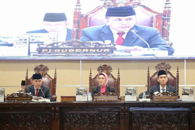 Pj Gubernur Sumsel Agus Fatoni (kiri) dan Ketua DPRD Sumsel RA Anita Noeringhati serta Wakil Ketua DPRD Muchendi. (FOTO: Humas Pemprov Sumsel)