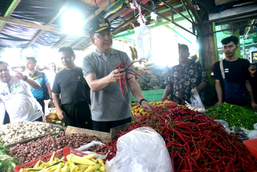 Pj Gubernur Sumsel Agus Fatoni memantau harga barang kebutuhan pokok di Pasar Lubuklinggau. (FOTO: Humas Pemprov Sumsel)