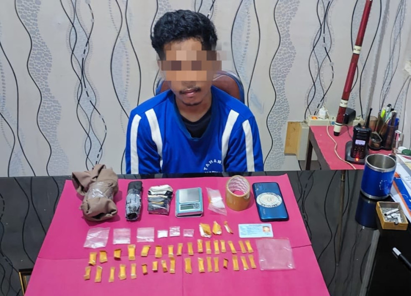 Pelaku pengedar sabu dan barang buktinya diamankan di Mapolres Sukabumi Kota.