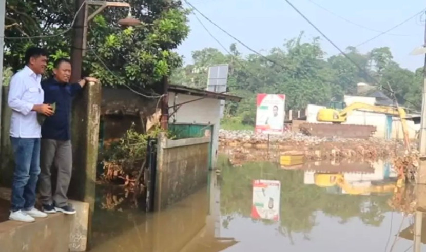 Sekda Pemkot Depok, Supian Suri saat meninjau lokasi banjir yang tak surut-surut di Jembatan Kali Pesanggrahan. (Foto: Dok Diskominfo Kota Depok)