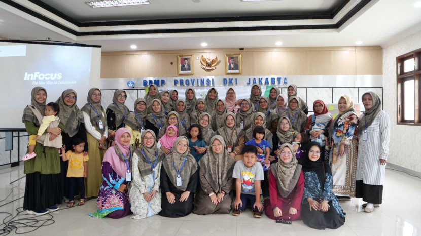 Peserta ToT Sekolah Parenting Berbasis Family Learning Center yang digelar Nasyiatul Aisyiyah berfoto bersama.