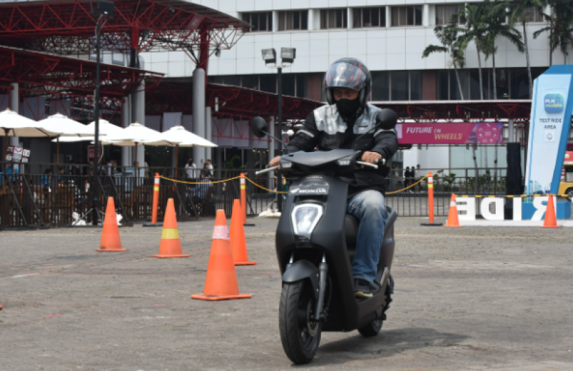 Pengunjung PEVS 2024 sedang melakukan uji coba sepeda motor listrik.     dok wahana