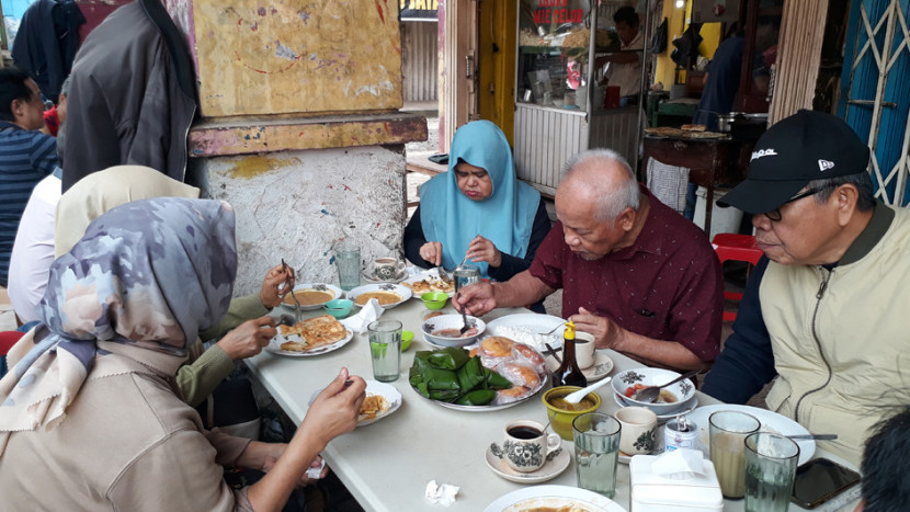 Minum kopi dan sarapan di warung kopi Selera yang ada di Pasar 16 tak jauh dari tepi sungai Musi. (FOTO: Maspril Aries)