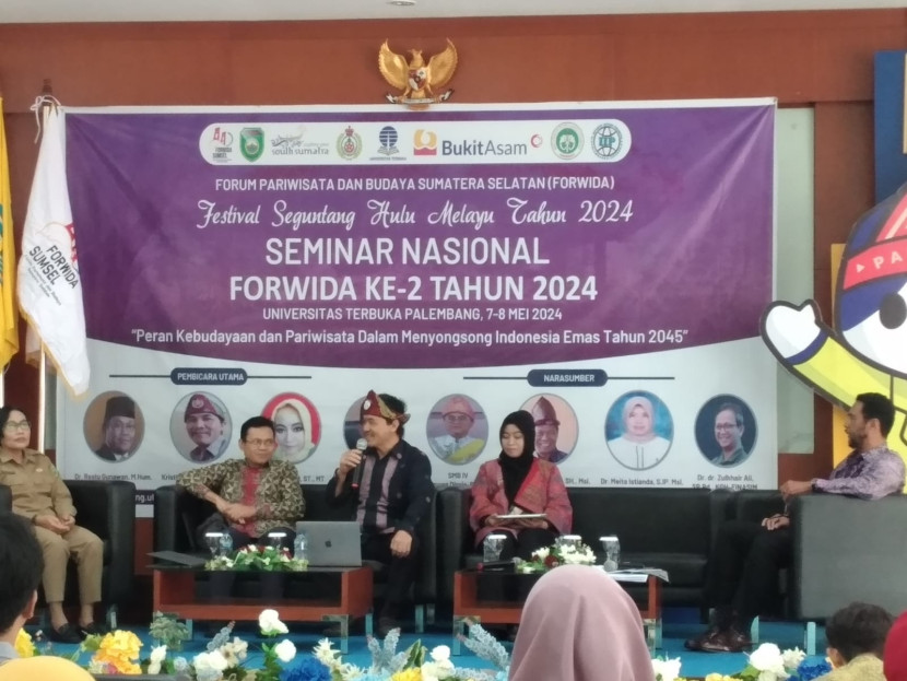 Nara sumber seminar nasional kebudayaan dan pariwisata dalam rangkaian Festival Bukit Seguntang Hulu Melayu di Auditorium Universitas Terbuka (UT) Palembang, Selasa (7/5). (FOTO: D Oskandar)