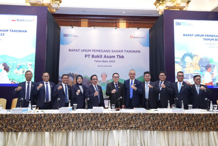 Dewan komisaris dan Dewan Direksi PTBA Tbk pada RUPST Tahun Buku 2023, Rabu (8/5). (FOTO: Humas PTBA)