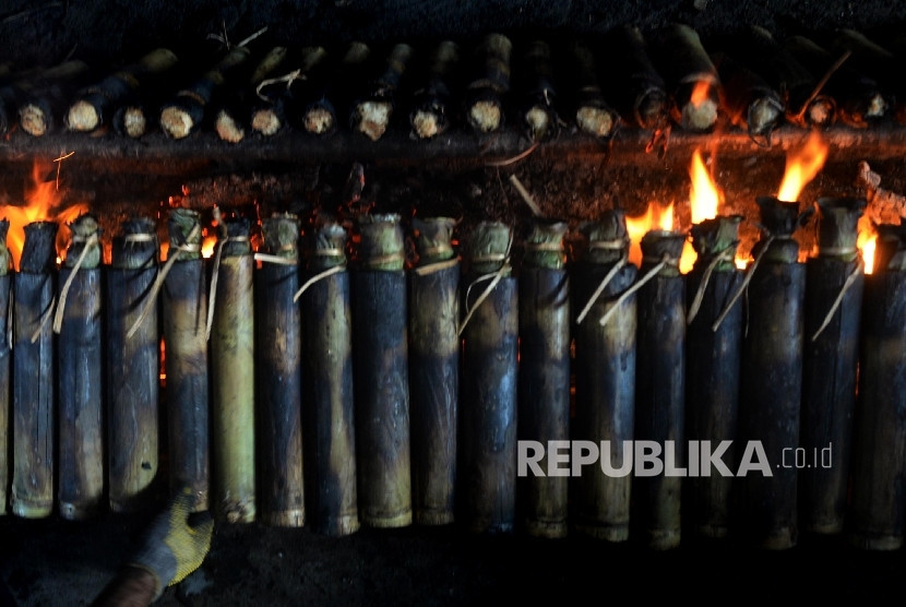 Jejeran bambu yang dibakar salah satu kegiatan ngelemang. (Foto: Republika/Yasin Habibi) 