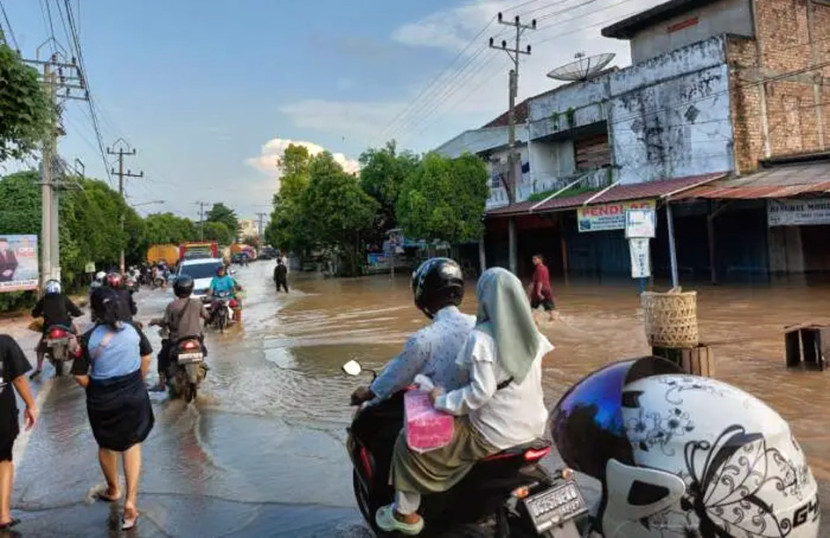 Salah satu sudut kota Baturaja yang dilanda banjir sejak Selasa (7/5). (FOTO: tbmnews.com)