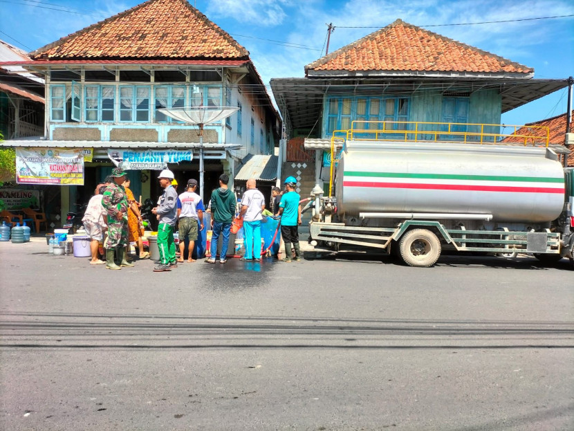 Perumda Tirta Raja Mensuplai bantuan air bersih kepada warga terdampak banjir di Baturaja, OKU. (FOTO: Dok. Tirta Raja)