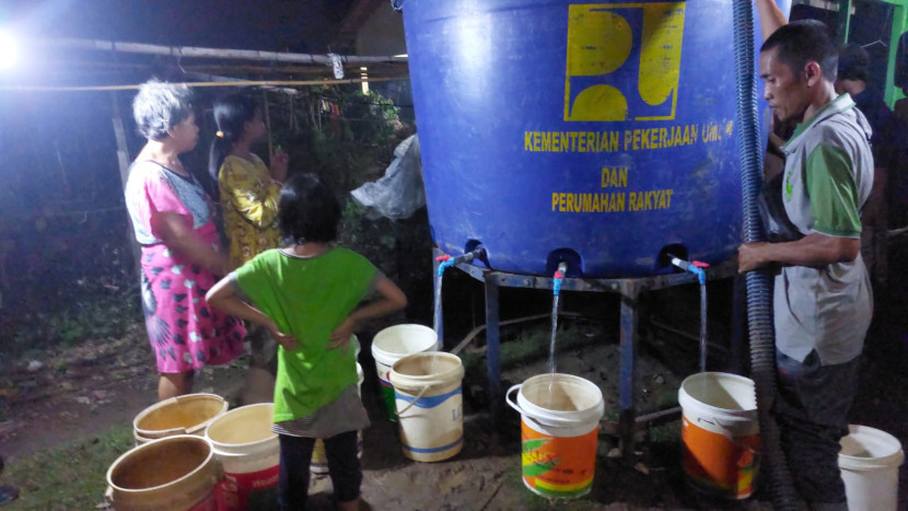 Bantuan air bersih untuk warga korban banjir Baturaja, Kamis malam (9/5) mulai mengalir. (FOTO: Dok. Tirta Raja)