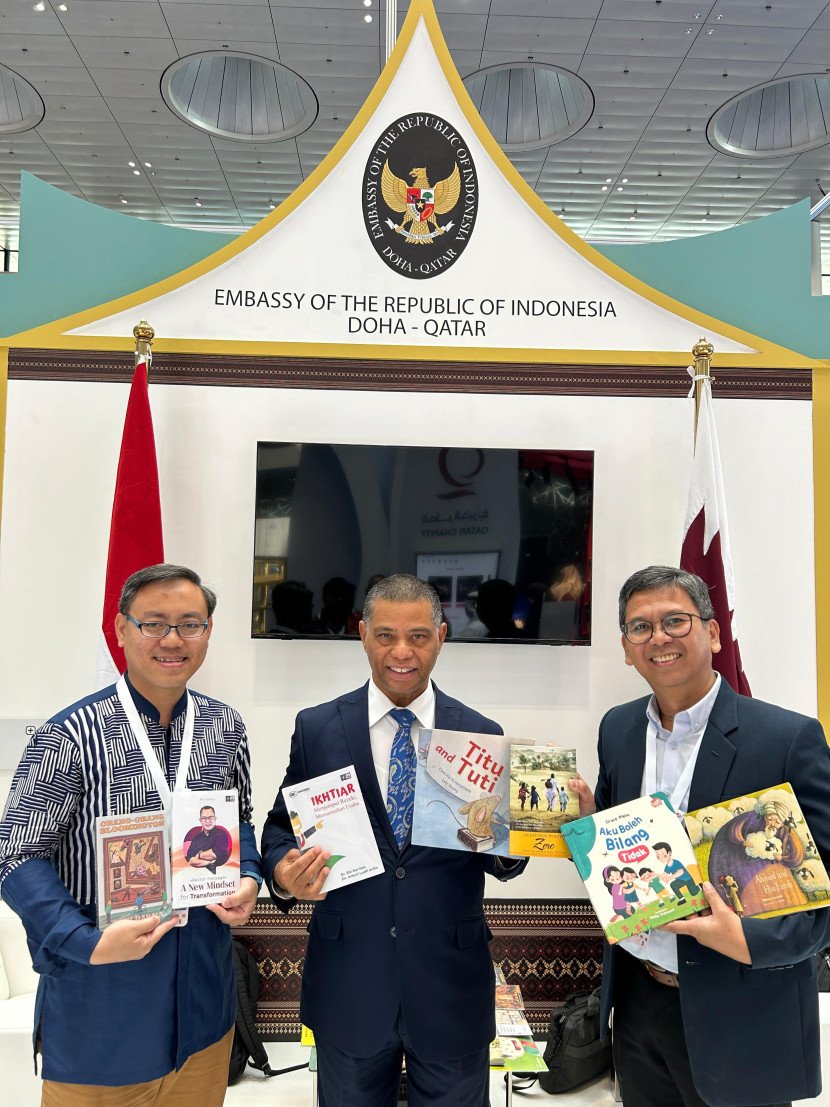 Dubes RI untuk Qatar Ridwan Hassan (tengah) menunjukkan buku-buku dari penerbit Indonesia didampingi Ketua Umum Ikapi Arys Hilman Nugraha (kanan) dan Direktur IPB Press, Erick Wahyudyono (kiri). Foto-foto: Dok. Ikapi