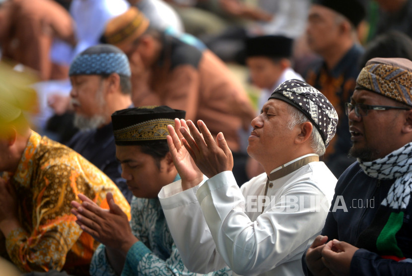 Berdoa dengan kekhsyu'an menjadi wujud penghambaan kita. 