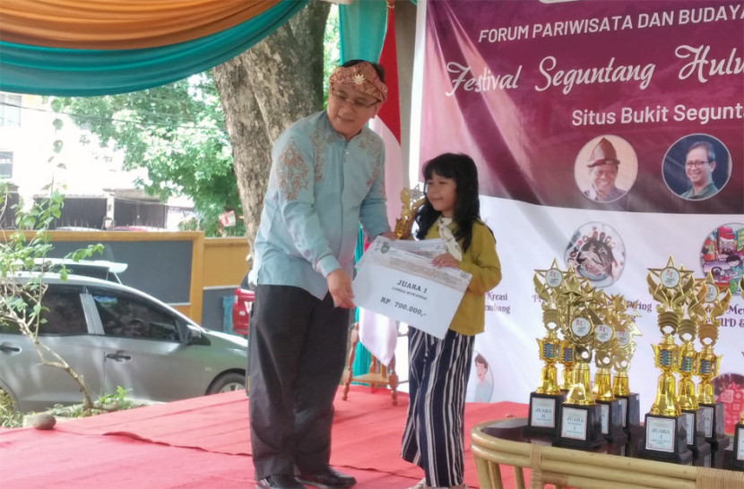 SMB IV memberikan hadiah kepada pemenang lomba pada Festival Seguntang Hulu Melayu 2024. (FOTO: D Oskandar)