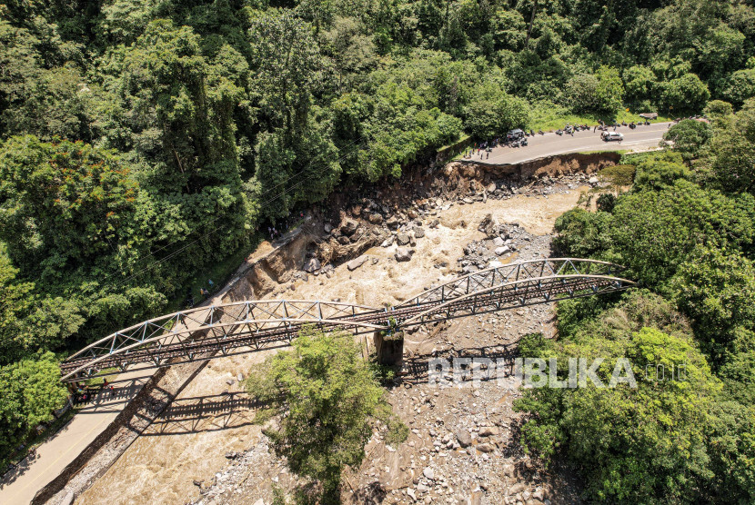 Foto udara kondisi jalan nasional yang putus di kawasan Silaiang, Tanah Datar, Sumatera Barat, Ahad (12/5/2024). Ruas jalan utama Padang - Bukittinggi via Padang Panjang tersebut putus akibat banjir bandang (galodo). (FOTO: ANTARA FOTO/Beni Wijaya)