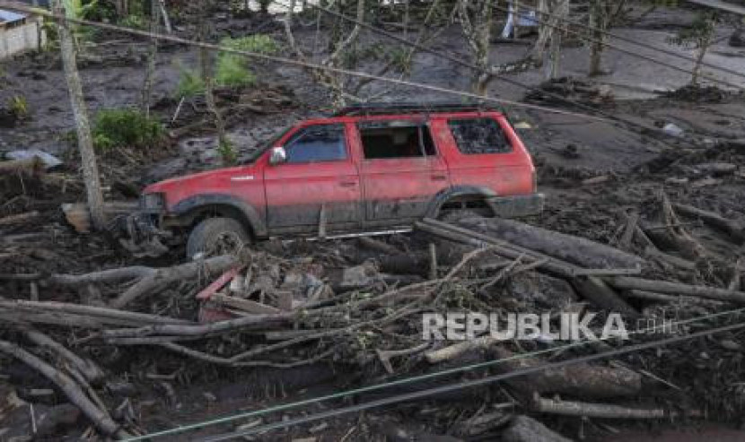 Sebuah mobil tersapu banjir bandang di Tanah Datar, Sumatera Barat, Ahad (12/5/2024). Setelah hujan lebat memicu banjir bandang dan aliran lahar dingin dari gunung Marapi. (FOTO : EPA-EFE/GIVO ALPUTRA)