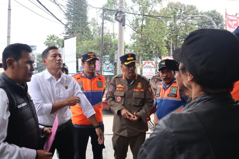 Petugas gabungan di Kota Sukabumi menertibkan parkir liar dan premanisme di sejumlah tempat, Senin (13/5/2024).