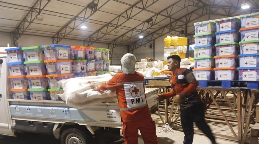 Markas Pusat Palang Merah Indonesia (PMI) di Jakarta mengerahkan bantuan logistik untuk masyarakat terdampak banjir lahar Gunung Marapi yang terjadi pada Sabtu 11 Mei 2024. (Dok PMI)