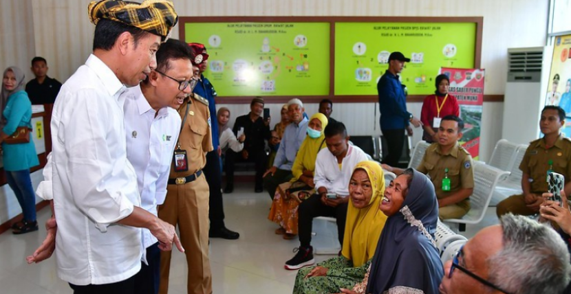 Presiden Joko Widodo dan Menkes Budi Gunadi Sadikin berdiskusi dengan pasien di RSUD dr. Baharuddin Kabupaten Muna, Sulawesi Tenggara, saat melakukan kunjungan kerja. Gambar: Kemenkes