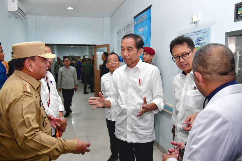 Presiden Jokowi berdiskusi dengan Pj. Gubernur Sulawesi Tenggara Andap Budhi Revianto, dan Pj. Bupati Konawe Harmin Ramba. Gambar: setneg