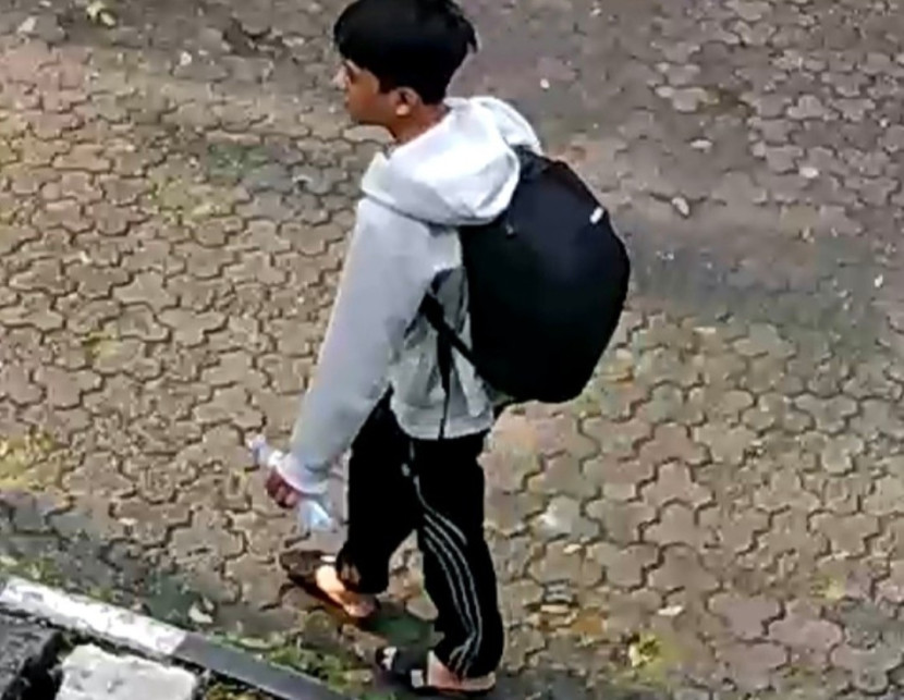 Syauqy Fathan Ramadhan (17) sempat terpantau CCTV Taman Sari Bandung. Senin (29/04/2024) Pukul 16.30 WIB. (Foto: Dok Ruzka Indonesia)